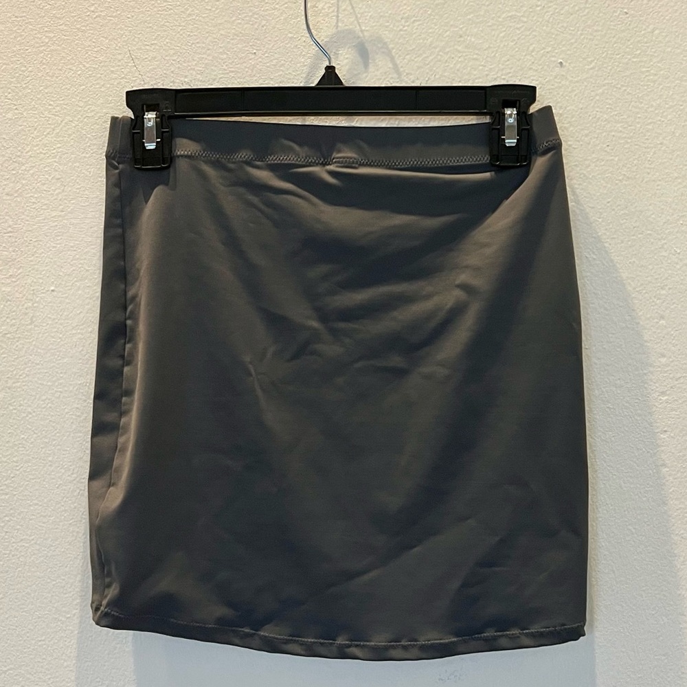 BRAND NEW SKIMS SKIRT!